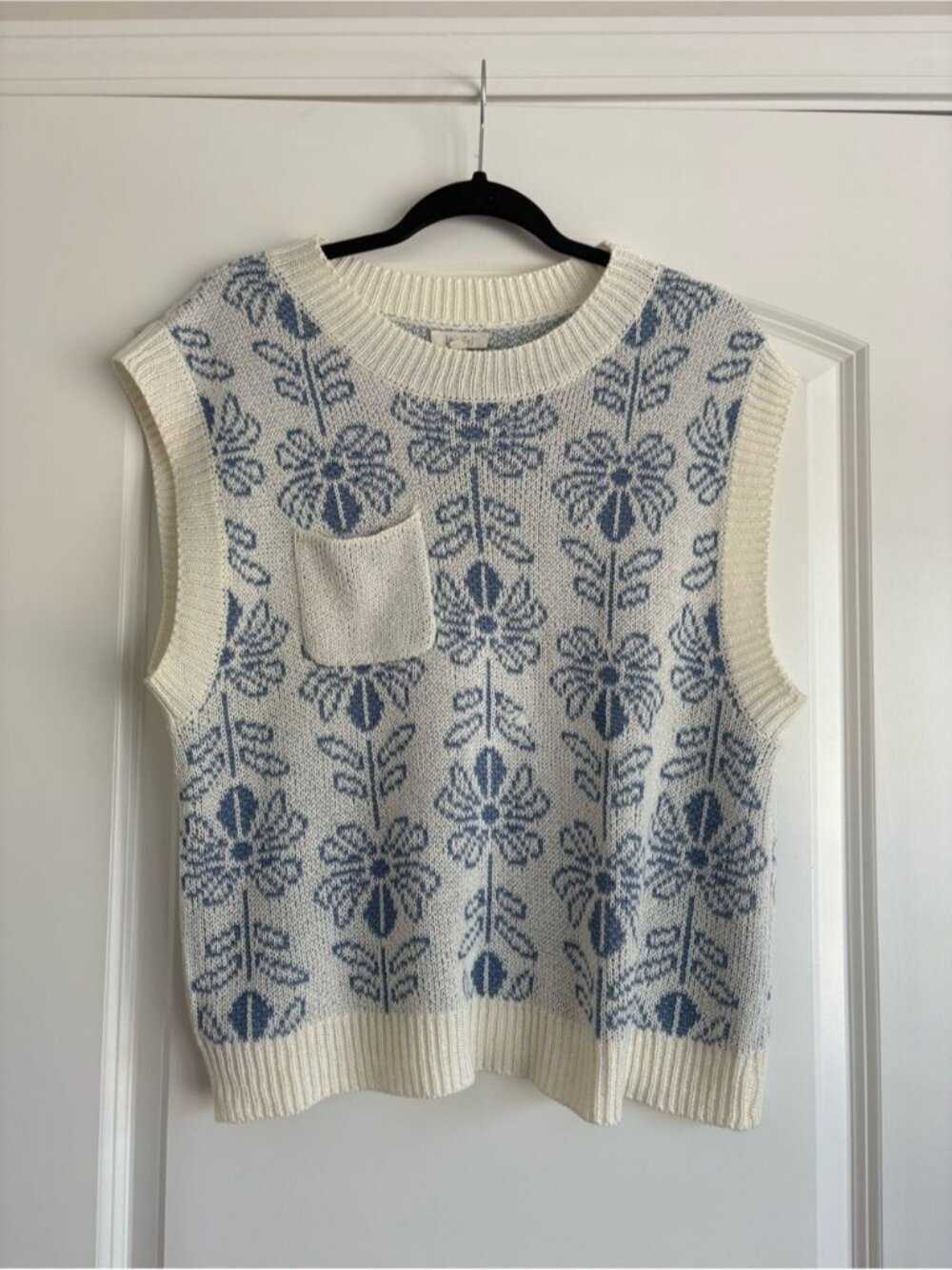 LA MIEL Cream and Blue Sleeveless Knit Vest